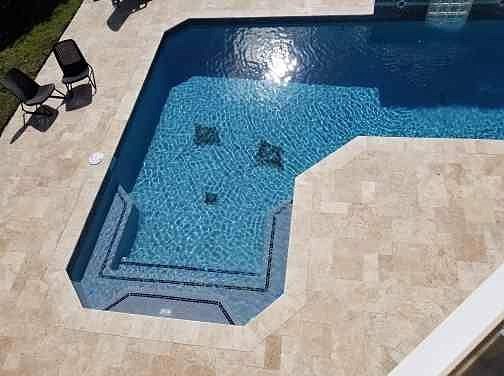 Pool deck made of porcelain pavers